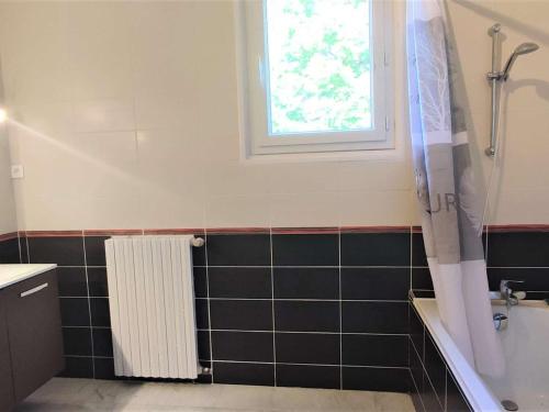 une salle de bain avec une baignoire, un lavabo et une fenêtre dans l'établissement Grande Maison Familiale à Trégastel avec Jardin Clos, Terrasse et WIFI - FR-1-368-393, à Trégastel