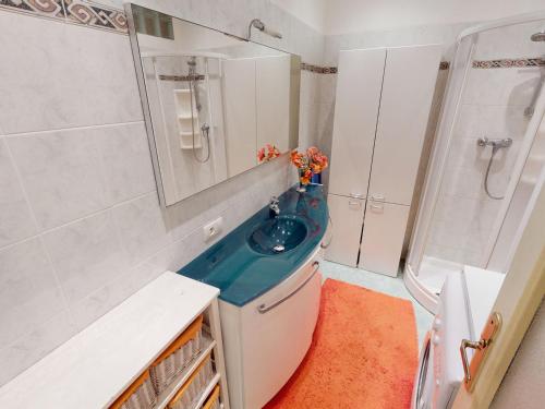 une salle de bain avec un lavabo et une douche dans l'établissement Agréable 2P moderne en centre-ville, proche mer avec balcon, Menton - FR-1-196-333, à Menton