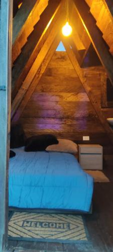 a bedroom with a bed in a attic at La Bella Finca Hostal-Lodge in Villamaría