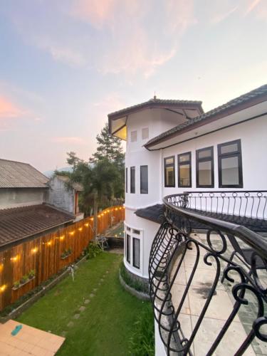 een uitzicht op een huis met een hek en verlichting bij Villa Laura in Puncak