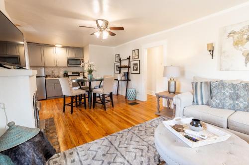 een woonkamer met een bank en een tafel bij Cozy 2 BDRM Vacation Rental - 1 Mile to Dtwn Rapid City in Rapid City