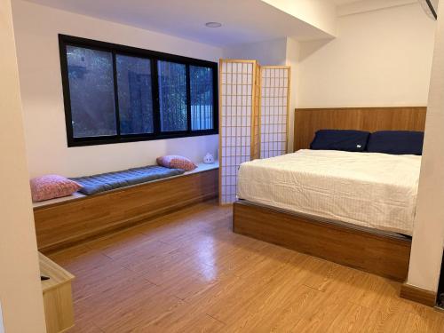sypialnia z łóżkiem i oknem w obiekcie Dado9home w mieście Klong Toi