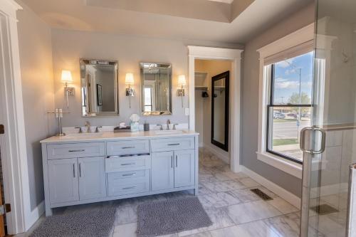 Koupelna v ubytování Luxury Home w/ Private Patio Mins away from DT RC
