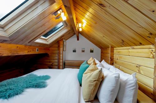 Gallery image of Kereru Cottage, Cosy Log Cabin, Serene Lake & Mountain Views in Queenstown