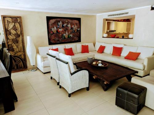 Duplex prestige hivernage في مراكش: غرفة معيشة مع أريكة وطاولة