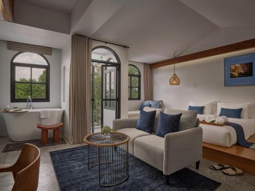 Posezení v ubytování The Motifs Eco Hotel - SHA Extra Plus
