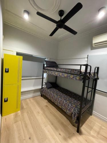 Camera con 2 letti a castello e ventilatore a soffitto. di Banana Backpackers a Brisbane