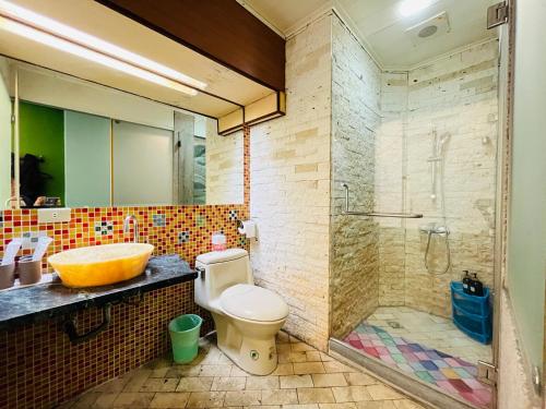 花蓮市的住宿－亞美民宿，一间带水槽、卫生间和淋浴的浴室