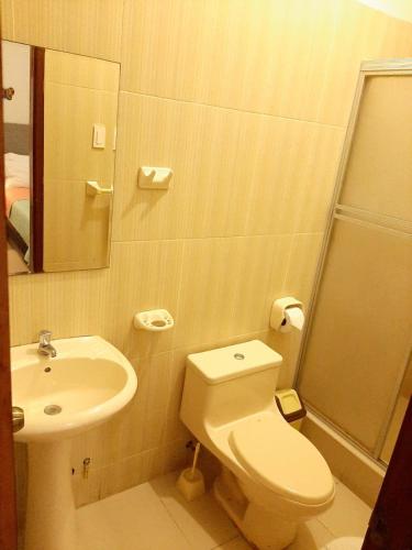 a bathroom with a toilet and a sink at 101 RV Apartments Iquitos-APARTAMENTO CON SALIDA A PISCINA in Iquitos