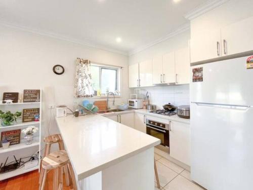 Dapur atau dapur kecil di Cozy 4B3B home w parking WIFI @Clayton