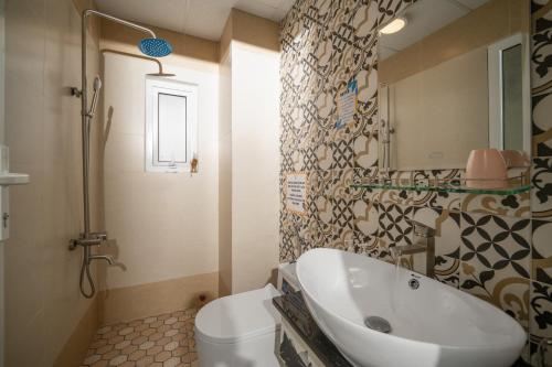 大叻的住宿－Raon Dalat - STAY 24H，一间带水槽和卫生间的浴室