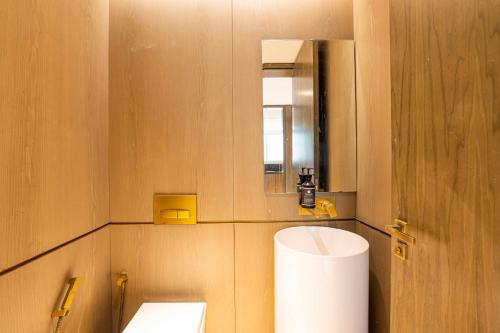 La salle de bains est pourvue de toilettes et d'un miroir. dans l'établissement FIVE PALM 3-Bedroom Villa with Private Pool, à Dubaï