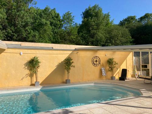 The swimming pool at or close to Chai Saint Jean CAMELIA Piscine et SPA