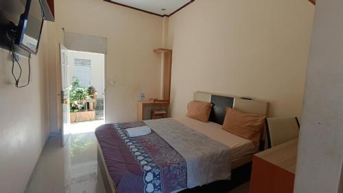 Postel nebo postele na pokoji v ubytování Hotel Manggasa Makale