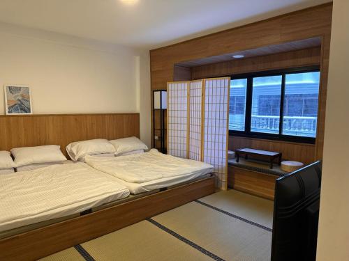 Klong Toi的住宿－Dado9home，一间卧室设有两张床和窗户。