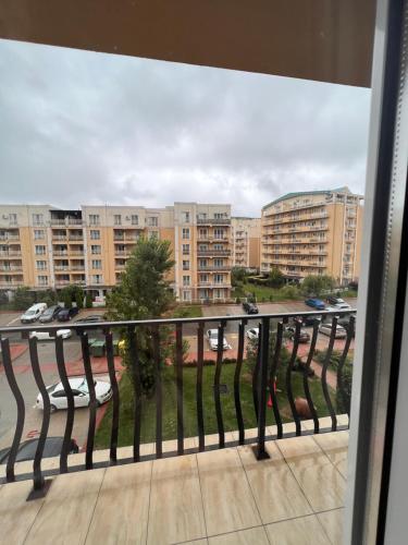 einen Balkon mit Blick auf eine Stadt mit Gebäuden in der Unterkunft Feliz dia in Ştefăneştii de Jos