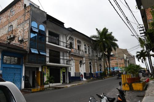 una strada con edifici sul lato della strada di SELVA VIVA IQUITOS a Iquitos