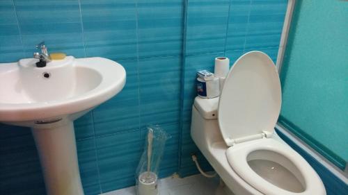 uma casa de banho com um WC e um lavatório em SELVA VIVA IQUITOS em Iquitos