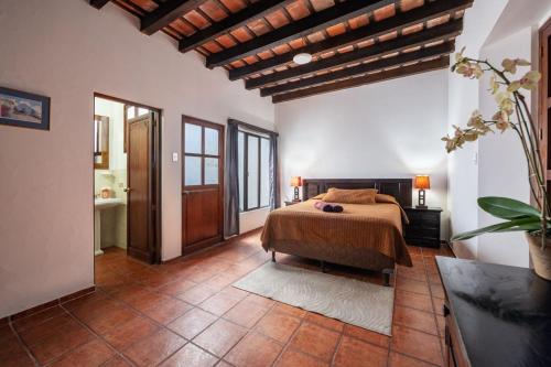 - une chambre avec un lit dans l'établissement Casita La Pila, à Antigua Guatemala