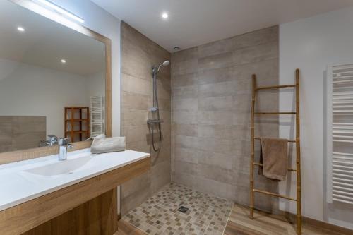 a bathroom with a sink and a shower at Gite Cascades du Hérisson 3 chambres piscine in La Châtelaine