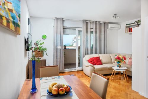 Beach apartment comfortable, balcony, sea view, garage Marija