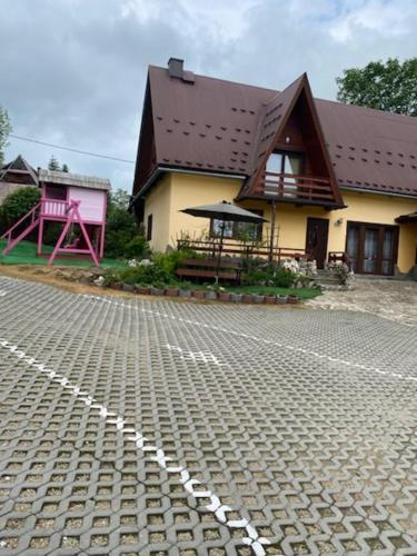 Το κτήριο όπου στεγάζεται  the country house