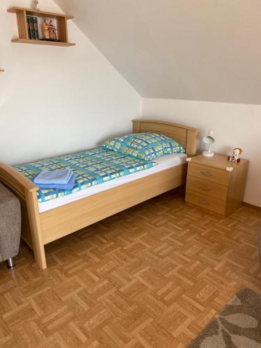 um pequeno quarto com uma cama e uma mesa de cabeceira em Apartment Blick auf Schloss Herkules Kassel em Kassel