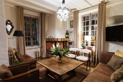 een woonkamer met een tafel en een open haard bij Coeur des Neiges in Saint-Gervais-les-Bains