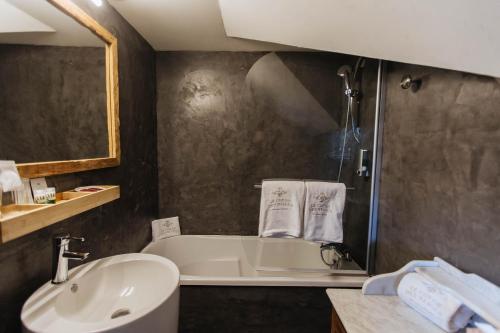 a bathroom with a sink and a bath tub and a sink at Coeur des Neiges in Saint-Gervais-les-Bains