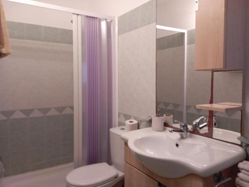アウグスタにあるVILLA FRANCESCAのバスルーム(洗面台、トイレ、シャワー付)