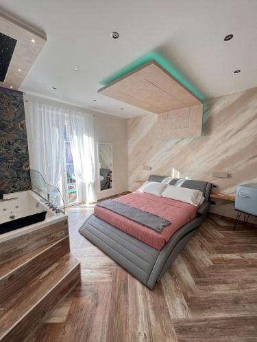 sypialnia z dużym łóżkiem w pokoju w obiekcie Suites Matteotti 57 w mieście Civitavecchia