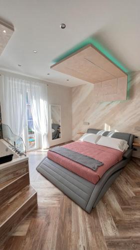 Suites Matteotti 57 في تشيفيتافيكيا: غرفة نوم بسرير كبير في غرفة
