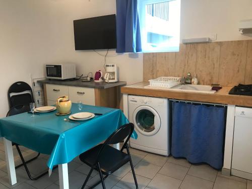 ディーにあるGîte d'étape d'Aurousesのキッチン(青いテーブル、洗濯機付)