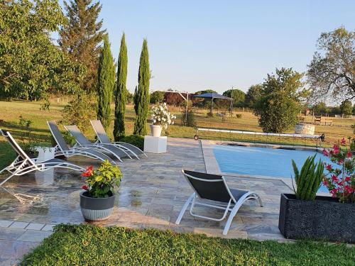 un grupo de sillas sentadas junto a una piscina en Domaine Christanna, en Lisle-sur-Tarn