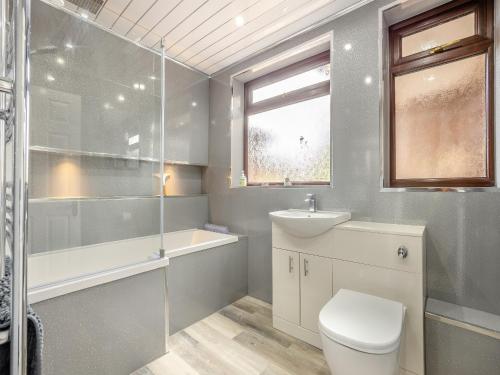 W łazience znajduje się toaleta, umywalka i prysznic. w obiekcie Casa Mia w mieście Terrington Saint John