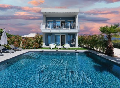 デセンツァーノ・デル・ガルダにあるVilla Karolinaのヴィラ(家の前にスイミングプール付)