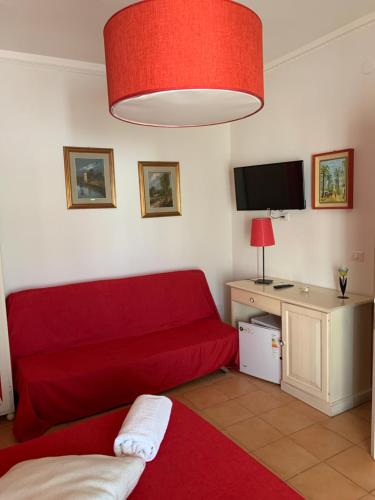 ガリポリにあるDimora Di Mare Gallipoliのリビングルーム(赤いソファ、テレビ付)