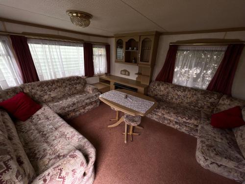 a living room with couches and a table at Autocamp Free Star - Mobilheimy in Strachotín
