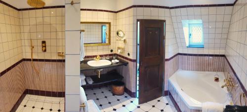 Ett badrum på Burghotel auf Schönburg