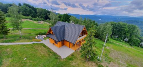 an overhead view of a house with a roof at Apartamenty na Soszowie, Wisła - widokowe miejsce z Balią & Prywatną Sauną, obok stoku narciarskiego i Bike Parku, dla max 16 osób in Wisła