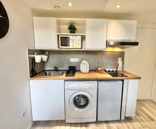 une cuisine avec une machine à laver et un évier dans l'établissement Studio - Clim AC - 5min beach walk - 2min tramway, à Nice