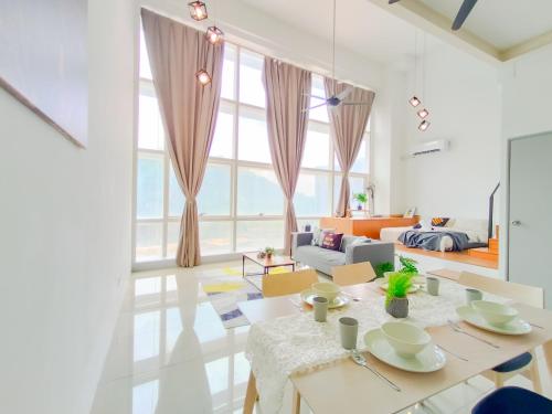 een woonkamer met een tafel en een bank bij Empire City PJ Signature Suites by Manhattan Group in Petaling Jaya