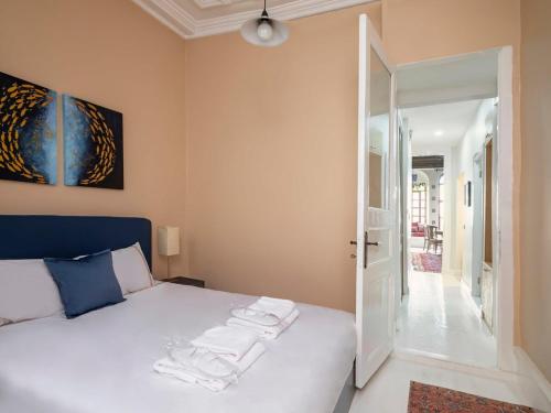 1 dormitorio con 1 cama con toallas en High Ceiling Authentic Historic Ottoman Home! #49 en Estambul