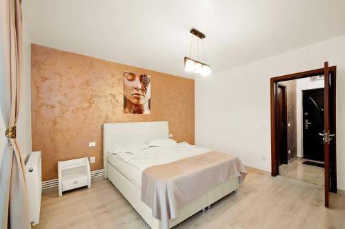 ガラツィにあるDanube Residenceのベッドルーム1室(ベッド1台付)が備わります。壁には絵画が飾られています。