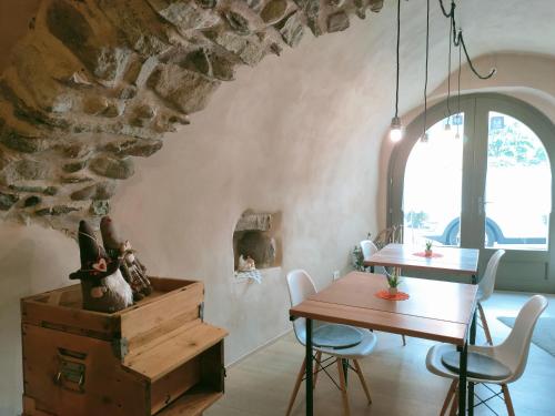 - une salle à manger avec une table, une table et des chaises dans l'établissement Agriturismo La Ciasa Del Fabio, à Tassullo