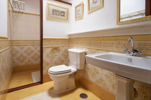 a bathroom with a toilet and a sink at Finca Arce Live Canarias in Tacoronte