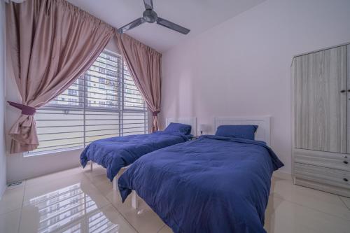 2 camas en un dormitorio con sábanas azules y ventana en Zen 3-bedroom w pool 6 pax - Semarak en Kuala Lumpur