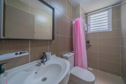 y baño con lavabo, aseo y espejo. en Zen 3-bedroom w pool 6 pax - Semarak en Kuala Lumpur