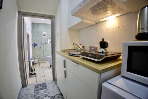 - une cuisine avec un évier et un comptoir dans l'établissement La Badessa Home, à Naples