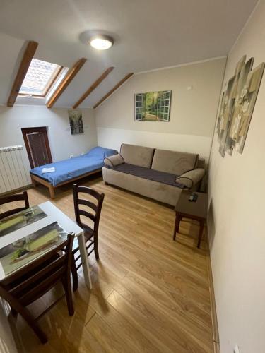 ein Wohnzimmer mit einem Sofa und einem Tisch in der Unterkunft Bulevar Apartments in Požarevac